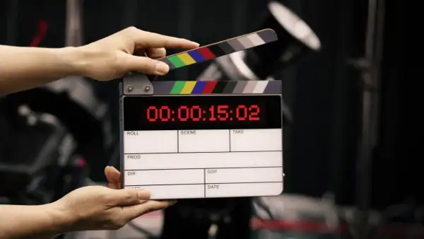 Klapka filmowa z cyfrowym licznikiem, gotowa do akcji. Wkrótce powstają kolejne filmy na podstawie książek.