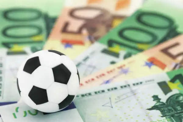 Ronaldo zarobki miesięczne - ile naprawdę zarabia na kontrakcie?