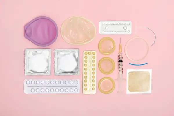 Verhütungsmittel: Pessar, Kondome, Spirale, Spritze, Ring, Pflaster. Eine hormonfreie Pille ist auch zu sehen.