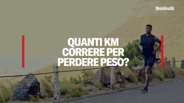 Un uomo corre su una strada in salita, con la scritta "Quanti km correre per perdere peso?".
