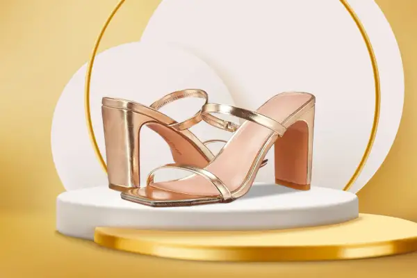 Eleganti scarpe donna oro con tacco largo, perfette per un look glamour.