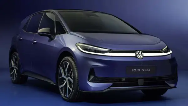 El Volkswagen ID.3 Neo, un coche eléctrico azul vibrante, se presenta con un diseño moderno y elegante.
