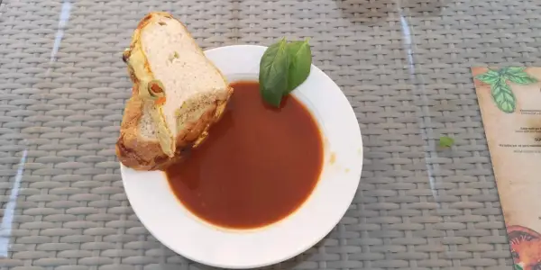 Zupa pomidorowa z kanapką, idealna na islandzką przygodę. Pomyśl, jakie jedzenie zabrać na Islandię, by było równie pyszne!