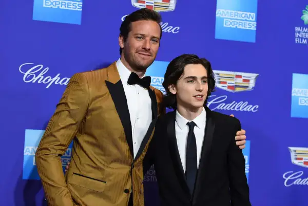 Armie Hammer och Timothée Chalamet på en blå bakgrund med logotyper.