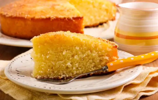 Una fetta di torta di zucca soffice e dorata, pronta per essere gustata.