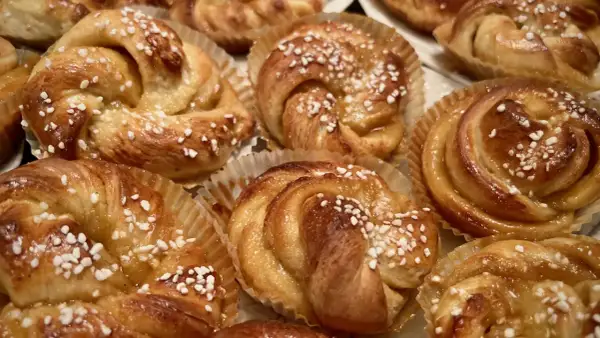 Gyllene vaniljbullar med pärlsocker, redo att avnjutas. Ett perfekt vaniljbullar recept för fikat.