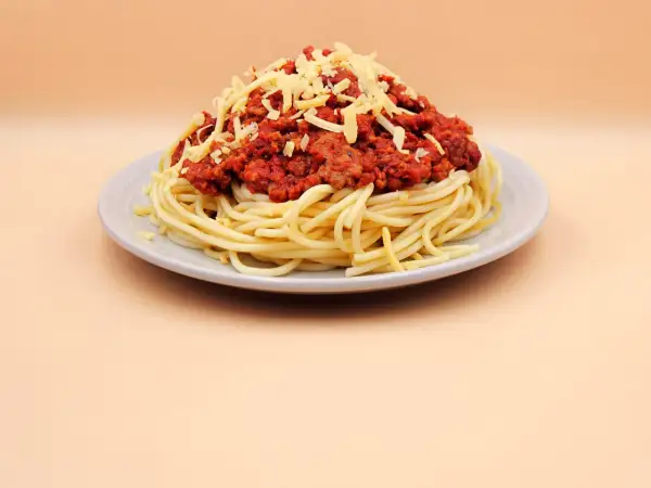 Pyszne spaghetti z sosem bolońskim i startym serem. Idealne danie, gdy zastanawiasz się, jak zrobić spaghetti.