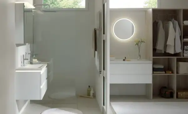 Salle de bain moderne avec douche, meuble vasque, miroir lumineux et dressing ouvert.