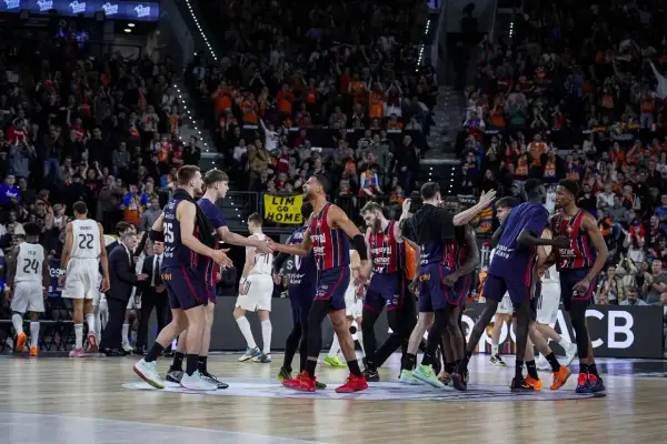 Jugadores celebran en la cancha. ¿Quién ha ganado la Copa del Rey de baloncesto? La euforia lo dice todo.
