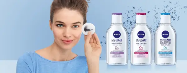 Frau entfernt Make-up mit Wattepad. NIVEA MicellAIR Skin Breathe Mizellenwasser muss man mizellenwasser abwaschen.