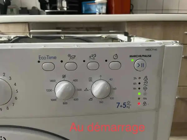 Machine à laver Samsung IWDC7145 avec cadenas rouge allumé, indiquant un blocage. Le programme est en cours.