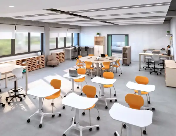 Un aula STEAM moderna con mesas redondas y rectangulares, sillas naranjas y blancas, y estanterías para materiales.