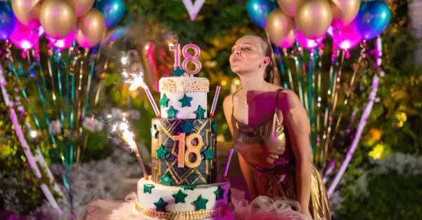 Życzenia na 18 dla kolegi: Jak uczcić dorosłość przyjaciela?