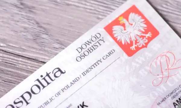 Zbliżenie na polski dowód osobisty, widoczny herb z orłem. Idealne proporcje zdjęcia do dowodu.