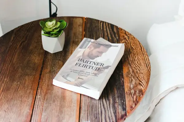 Kiedy facet mówi, że jesteś wyjątkowa, a na stoliku leży książka "Partner flirtuje".
