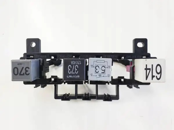 Moduł bezpieczników i przekaźników do Audi A4 B6 pod maską. Widoczne przekaźniki 370, 373, 53, 614.