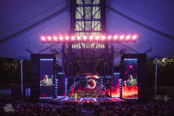 Koncert galowy w Operze Leśnej w Sopocie, gdzie odbywały się wieczorki taneczne w sanatorium MSWiA Sopot. Orkiestra symfoniczna na scenie, publiczność na widowni.