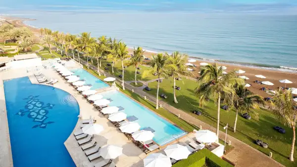 Widok na baseny i plażę z palmami przy Barcelo Hotel. Idealne miejsce na relaks.