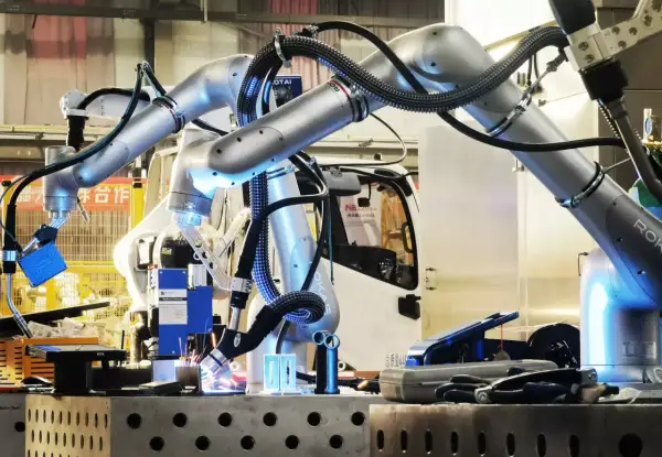 Nowoczesny cobot spawalniczy precyzyjnie łączy elementy, tworząc przyszłość produkcji.