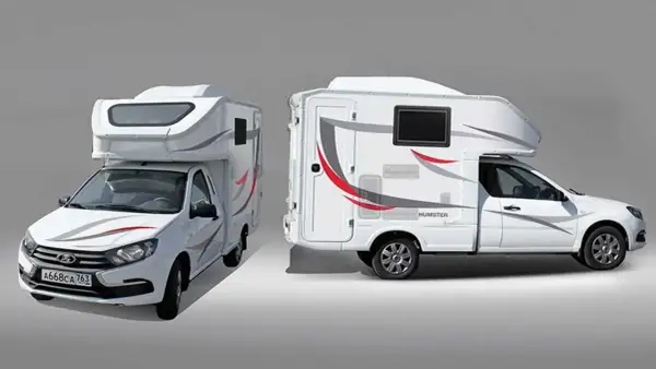 Dos autocaravanas blancas, una Lada Granta modificada, con detalles grises y rojos, listas para la aventura.