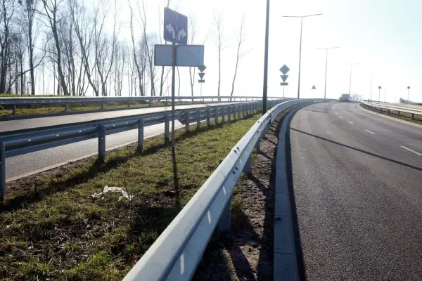 Pusta trasa NS Ruda Śląska z barierkami i znakami drogowymi.