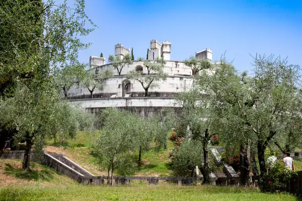 Il Vittoriale degli Italiani sul Lago di Garda, un luogo evocativo legato a D'Annunzio, circondato da ulivi.