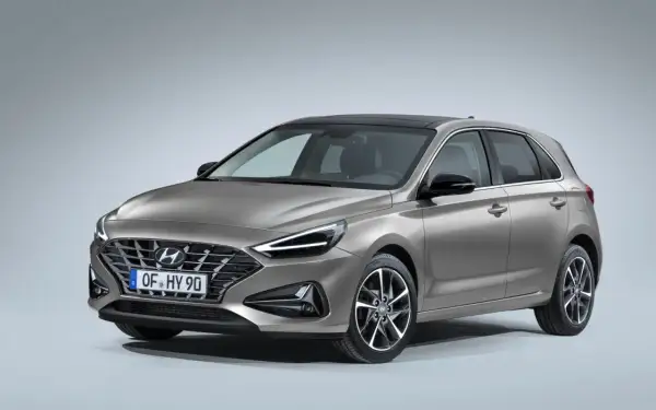 Nowy Hyundai i30 w kolorze szarym, z czarnym dachem i felgami. Sprawdź atrakcyjną cenę nowego Hyundai i30.