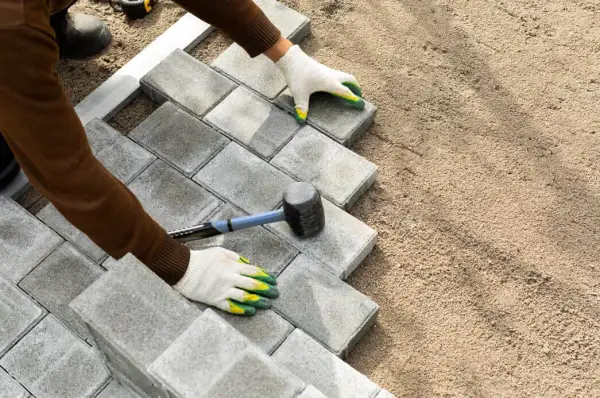 Jaki cement do kostki brukowej zapewni trwałość i stabilność nawierzchni?
