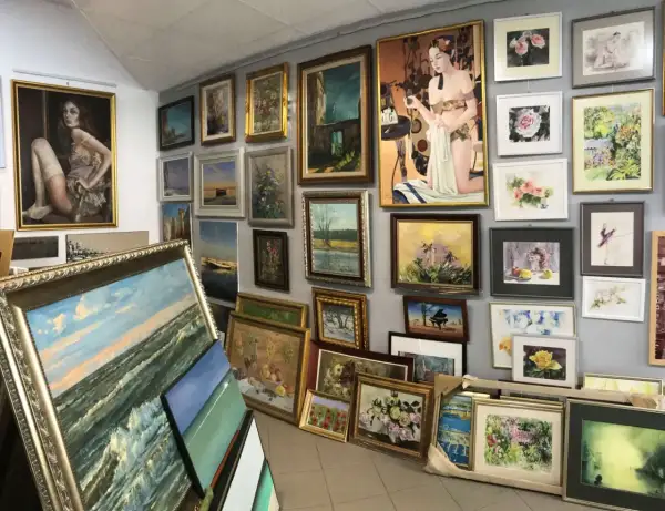 Galeria sztuki pełna obrazów, gdzie kupić obraz? Znajdziesz tu pejzaże, martwe natury i portrety.