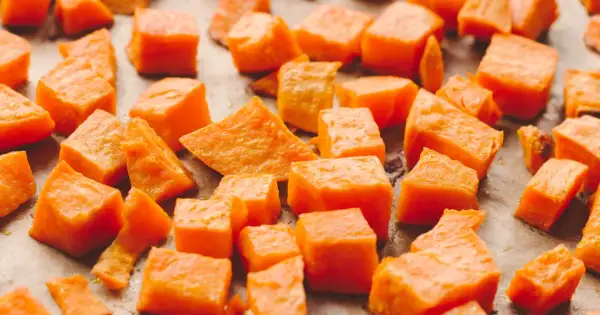 Pokrojone bataty, gotowe do pieczenia. Ich pomarańczowy kolor sugeruje bogactwo beta-karotenu, a bataty właściwości odżywcze czynią je zdrowym dodatkiem do diety.