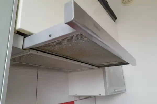Metalowe filtry okapu kuchennego pokryte tłuszczem. Czas na czyszczenie!