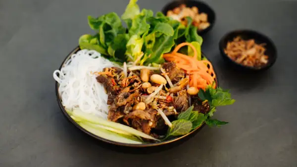 Bun bo nam bo: Reisnudeln mit Rindfleisch, Erdnüssen, Sojasprossen, Karotten und frischem Salat.