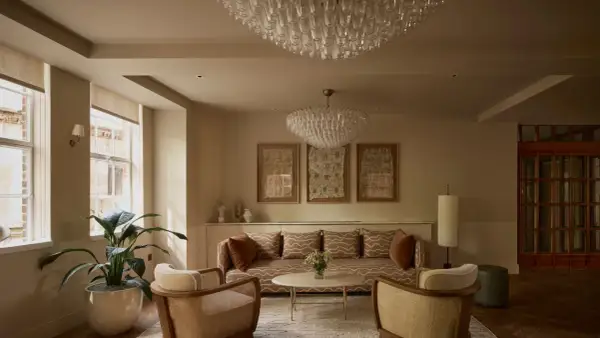 Ein Wohnzimmer im **lagom Lebensstil**: Gemütliche Sitzmöbel, dezente Farben, natürliche Materialien und Kunstwerke schaffen eine harmonische Atmosphäre.