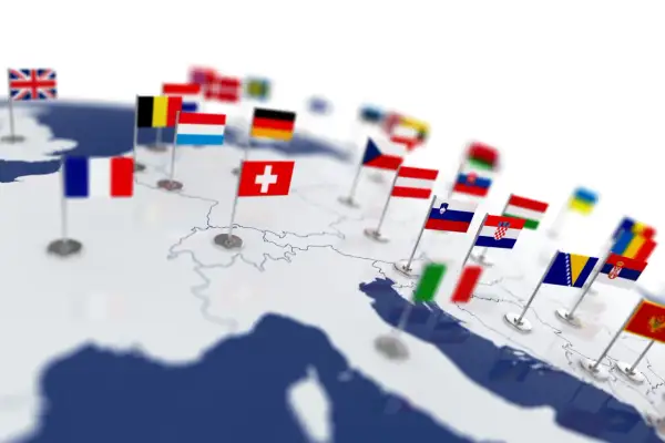Mapa Europy z flagami państw. Zastanawiasz się, ile jest krajów w Europie? Ta wizualizacja pokazuje wiele z nich, od Wielkiej Brytanii po Bałkany.