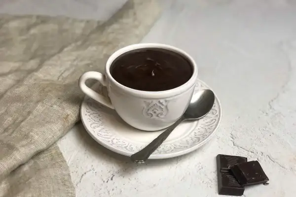 Una tazza di cioccolata calda cremosa, pronta per essere gustata. Ecco come si fa la cioccolata: ingredienti semplici per un piacere puro.