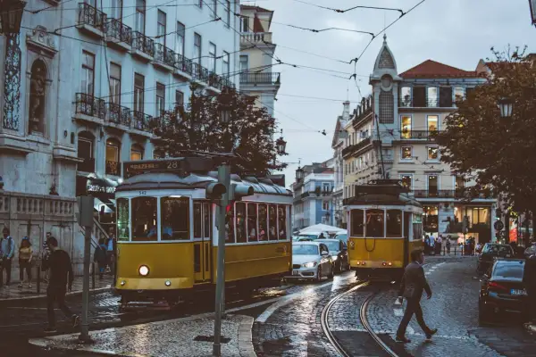 Żółte tramwaje w Lizbonie, urokliwe uliczki i budynki. Sprawdzamy portugalia ceny transportu i życia.