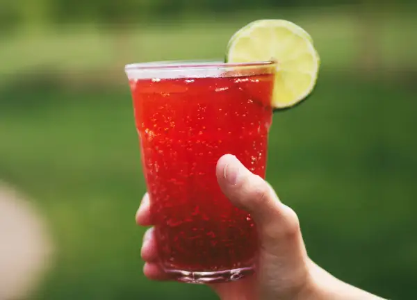 Orzeźwiające tinto de verano z plasterkiem limonki, idealne na letnie popołudnie.