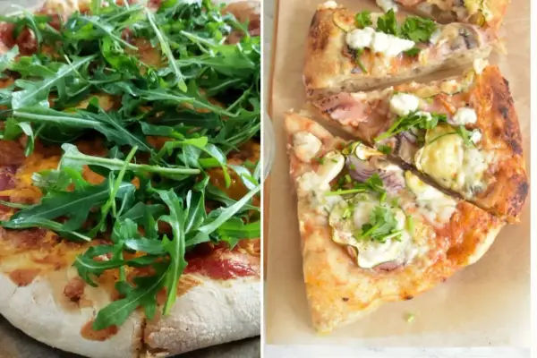 Domowa pizza z rukolą i kawałkami z cukinią, szynką i cebulą. Idealna na rodzinny obiad.