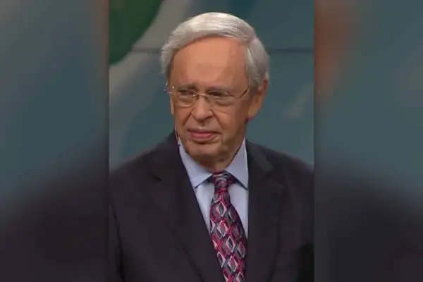 Porträt von Dr. Charles Stanley, einem älteren Mann mit Brille und grauem Haar, der einen Anzug mit gemustertem Krawatte trägt.