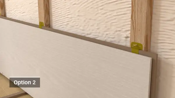Détail de l'installation : une plaque est fixée horizontalement sur des tasseaux en bois à l'aide de clips. Option 2.
