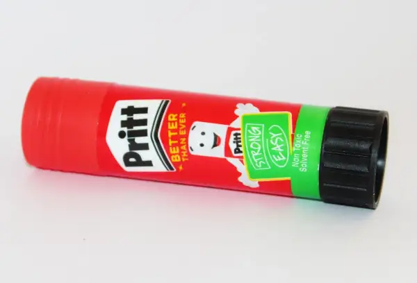Sztyft kleju Pritt, nie cyjanoakryl, z napisem "Strong Easy". Idealny do prac plastycznych i napraw.
