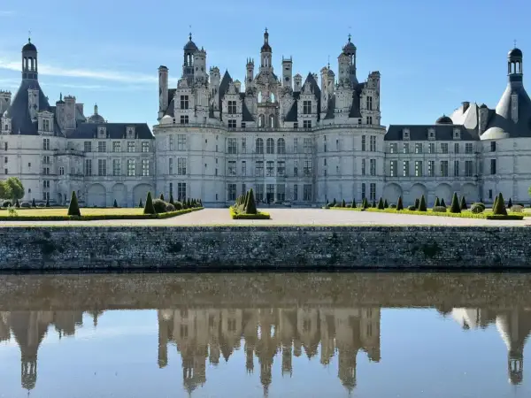 Zamek Chambord, jeden z najpiękniejszych we Francji, odbija się w wodzie. Poznaj ciekawostki o Francji!