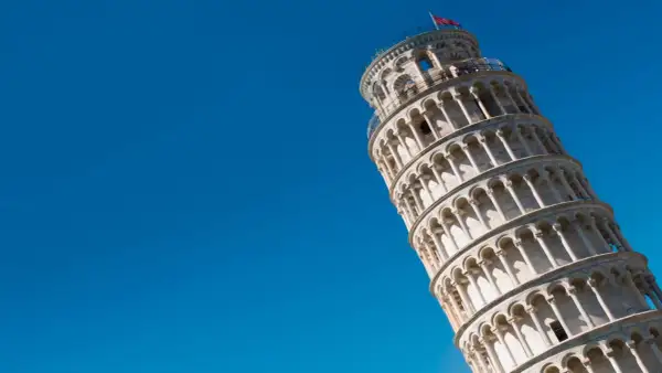 La Torre di Pisa dritta, un'illusione ottica sotto un cielo azzurro.