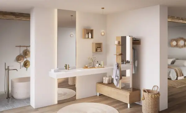 Élégante salle de bain parentale avec baignoire, double vasque, rangements en bois et vue sur la chambre.