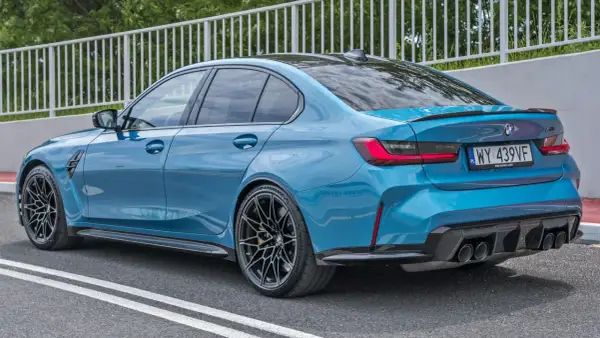 Niebieskie BMW M3 z dyfuzorem i spojlerem. Sprawdź aktualną bmw m3 cena i konfigurację.