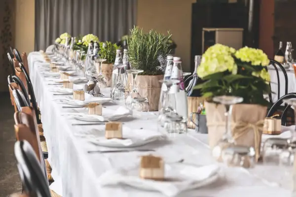 Ideas para decorar mesas de comunión: centros de mesa con plantas aromáticas, flores y pequeños detalles rústicos.