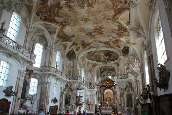 Prunkvolle Deckenmalerei und Stuckverzierungen in der Birnau Kirche. Ein Meisterwerk barocker Pracht.