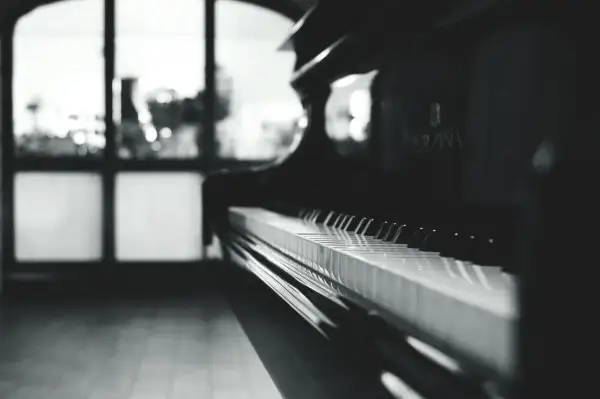 Transport pianina: Jak bezpiecznie przenieść i zabezpieczyć?