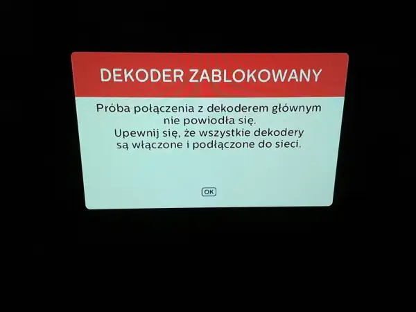 Komunikat "Dekoder zablokowany" na ekranie. Próba połączenia z dekoderem głównym nie powiodła się. Sprawdź, czy wszystkie dekodery multiroom są włączone i podłączone do sieci.