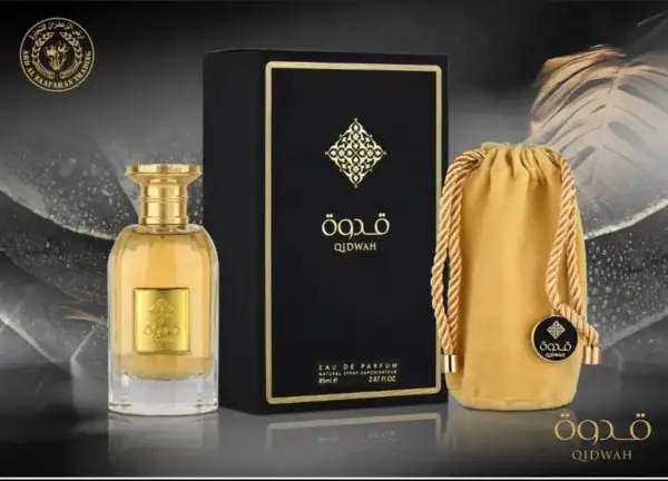 Eleganckie arabskie odpowiedniki perfum Qidwah: flakon, czarne pudełko i złoty woreczek.